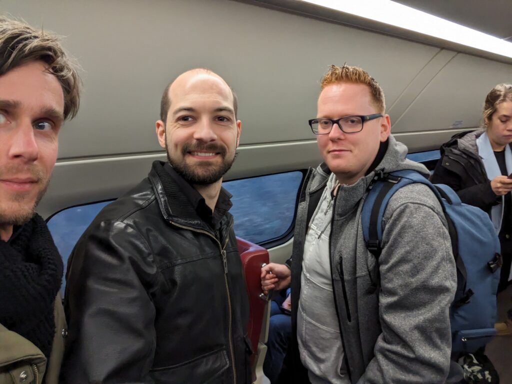 Developers Jeroen, Caspar en Maikel in de trein naar conferentie